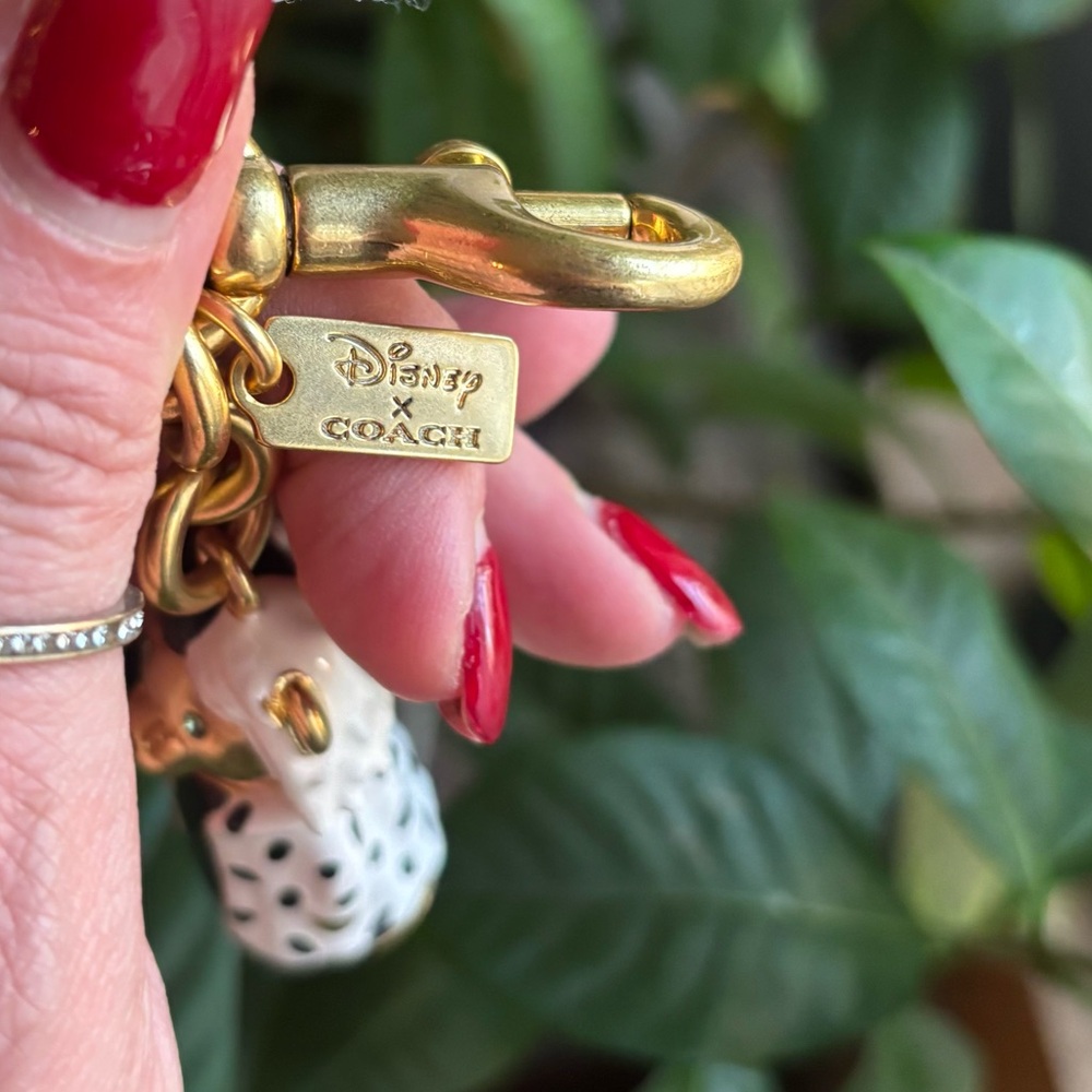 Authentic COACH Cruella DISNEY VILLAIN COLLECTION Keychain - Picture 4 of 7